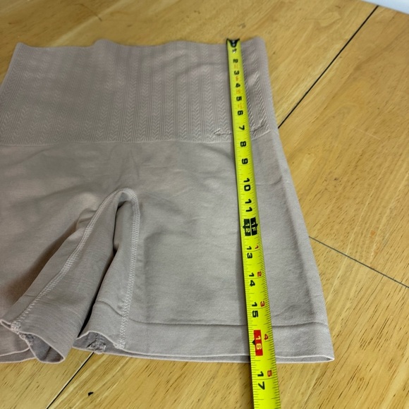 Gloria Vanderbilt Women’s Shapewear High Waist Short Up Tan Color 1X - Picture 5 of 6